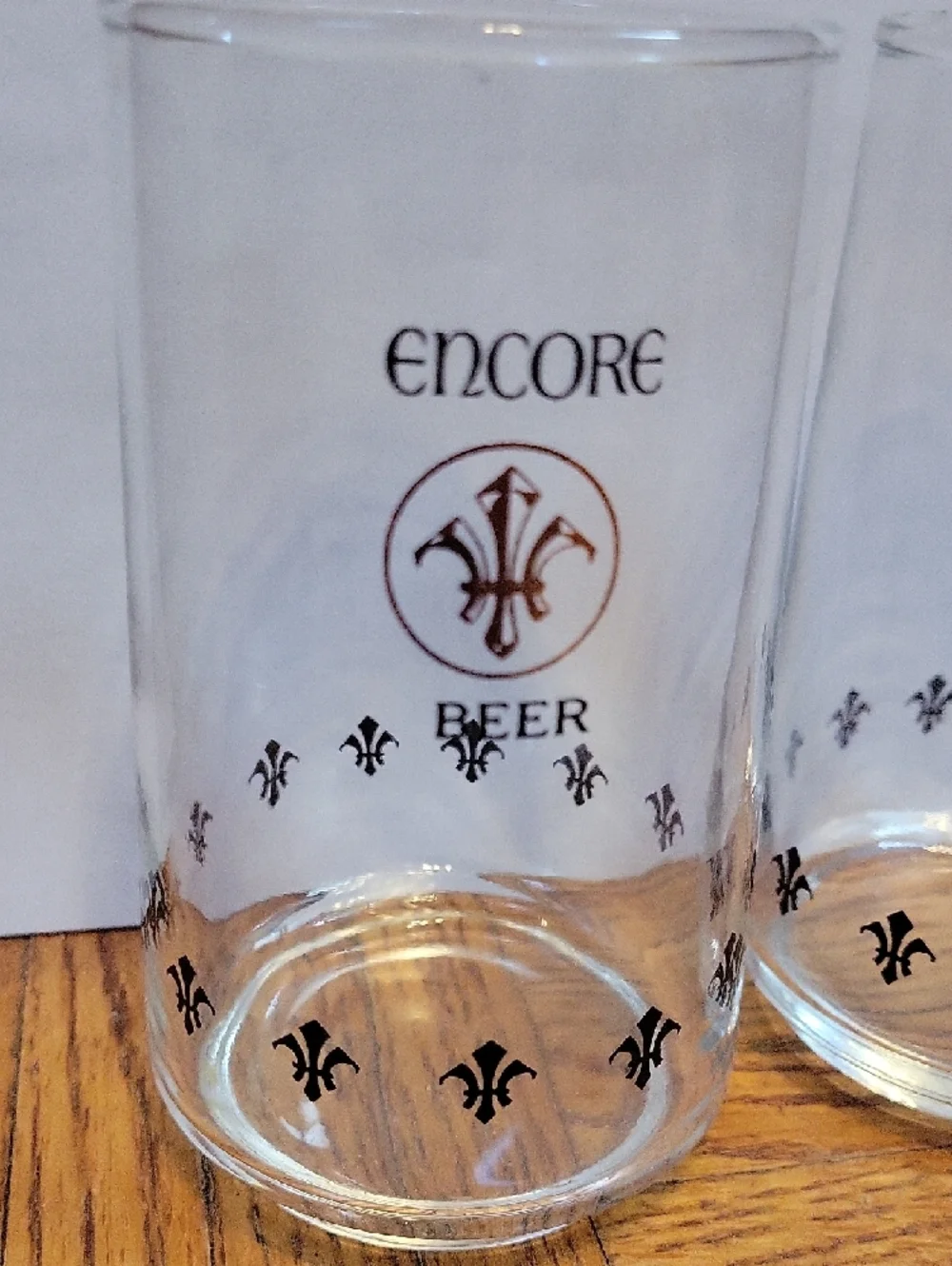 Schlitz Brewing Co Encore Beer Glasses Glass with Black Fleur-de-Lis Lot of 2
